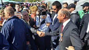 Preşedintele Traian Băsescu a spus la plecarea de la Ţebea că ar trebui să meargă la Roşia Montană