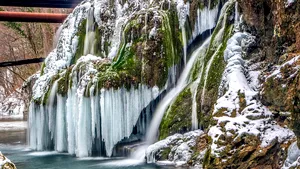 GALERIE FOTO Cascada Bigăr, una dintre cele mai frumoase din lume, este îngheţată 