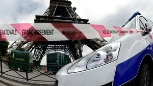 Turnul Eiffel, închis pentru scurt timp din cauza unui bărbat care a ameninţat că se aruncă în gol