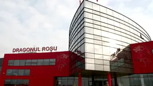 Peste 500 de persoane comemorează victimele cutremului din China, în complexul Dragonul Roşu