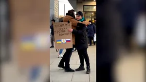 Video-ul cu peste 10 milioane de vizualizări pe TikTok: „Dacă eşti împotriva războiului, îmbrăţişează-mă”