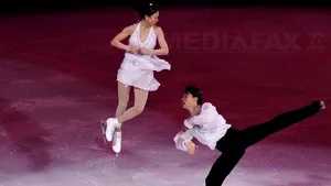 Patinatorul Jian Tong şi-a cerut partenera Qing Pang, în căsătorie, pe gheaţă - VIDEO