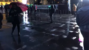 GALERIE FOTO Festivalul Luminii a început joi seara. Sute de bucureşteni, prezenţi la spectacolul de deschidere. Calea Victoriei, închisă