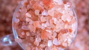 Sarea naturală nu este mai sănătoasă decât sarea de pe masă, spun experții