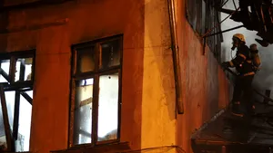 Incendiu puternic într-un imobil din Centrul Istoric al Capitalei. O persoană a murit