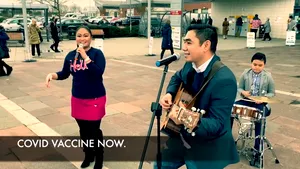 Un medic a compus şi a cântat „imnul” pentru vaccinare în curtea spitalului, împreună cu familia sa