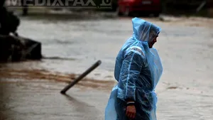 Inundaţiile continuă să facă ravagii în Marea Britanie. Trei aeroporturi, închise temporar