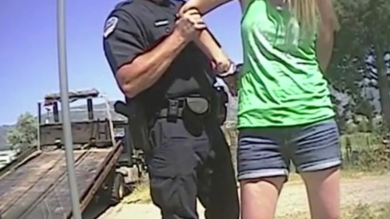 Un poliţist ar putea ajunge în închisoare după ce a extras imagini din telefonul unei tinere pe care a reţinut-o, apoi le-a partajat pe Facebook