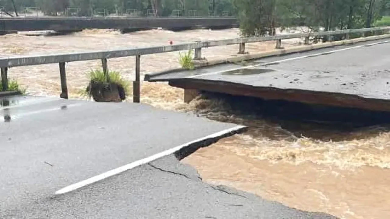 Tronsonul unei autostrăzi importante din nordul Australiei s-a prăbuşit din cauza inundaţiilor