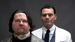 Moment istoric în domeniul medical. Primul transplant simultan de mâini şi faţă a fost un succes