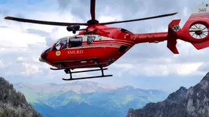 Doi turişti, soţ şi soţie, preluaţi cu  elicopter SMURD după ce au alunecat zeci de metri pe munte