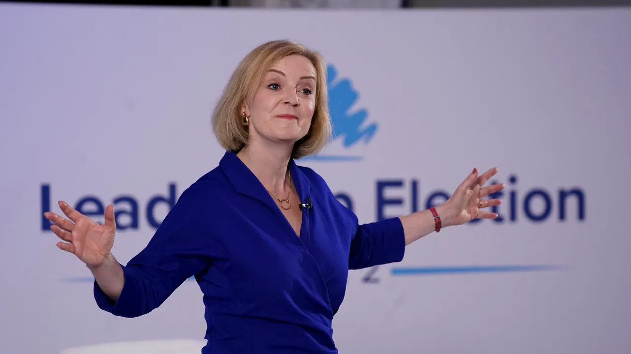 Promisiunile lui Liz Truss: va reduce impozitele, va reduce infracţionalitatea, va investi în drone agricole, va extrage gazele de şist, va înlocui academiile lipsite de performanţă, va deporta imigranţii ilegali în Rwanda  şi va construi un nou iaht regal