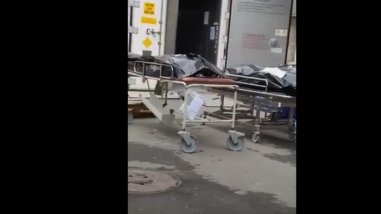 Oameni decedaţi, puşi pe tărgi în saci negri, au fost filmaţi în faţa morgii Spitalului Judeţean Constanţa de către aparţinători 