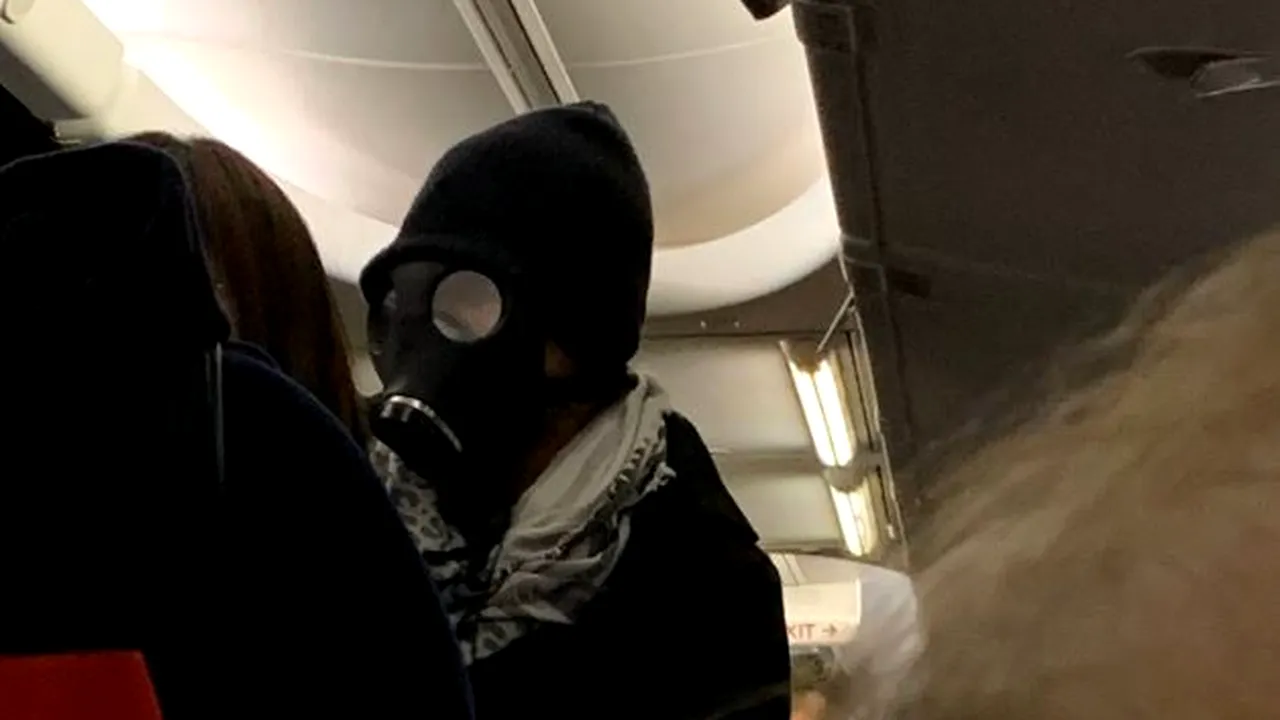Panică la bordul unui avion, după ce un pasager s-a îmbarcat cu o mască de gaze pe faţă. Ce a urmat - FOTO