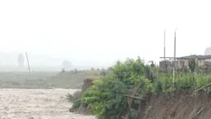 Dâmboviţa: Case în pericol de prăbuşire, din cazuza erodării malurilor Ialomiţei