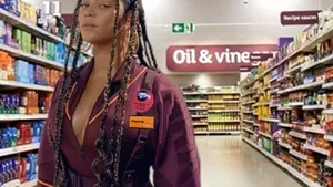 Reacţia haioasă a unui cunoscut supermarket, după lansarea noii colecţii vestimentare a lui Beyonce. FOTO