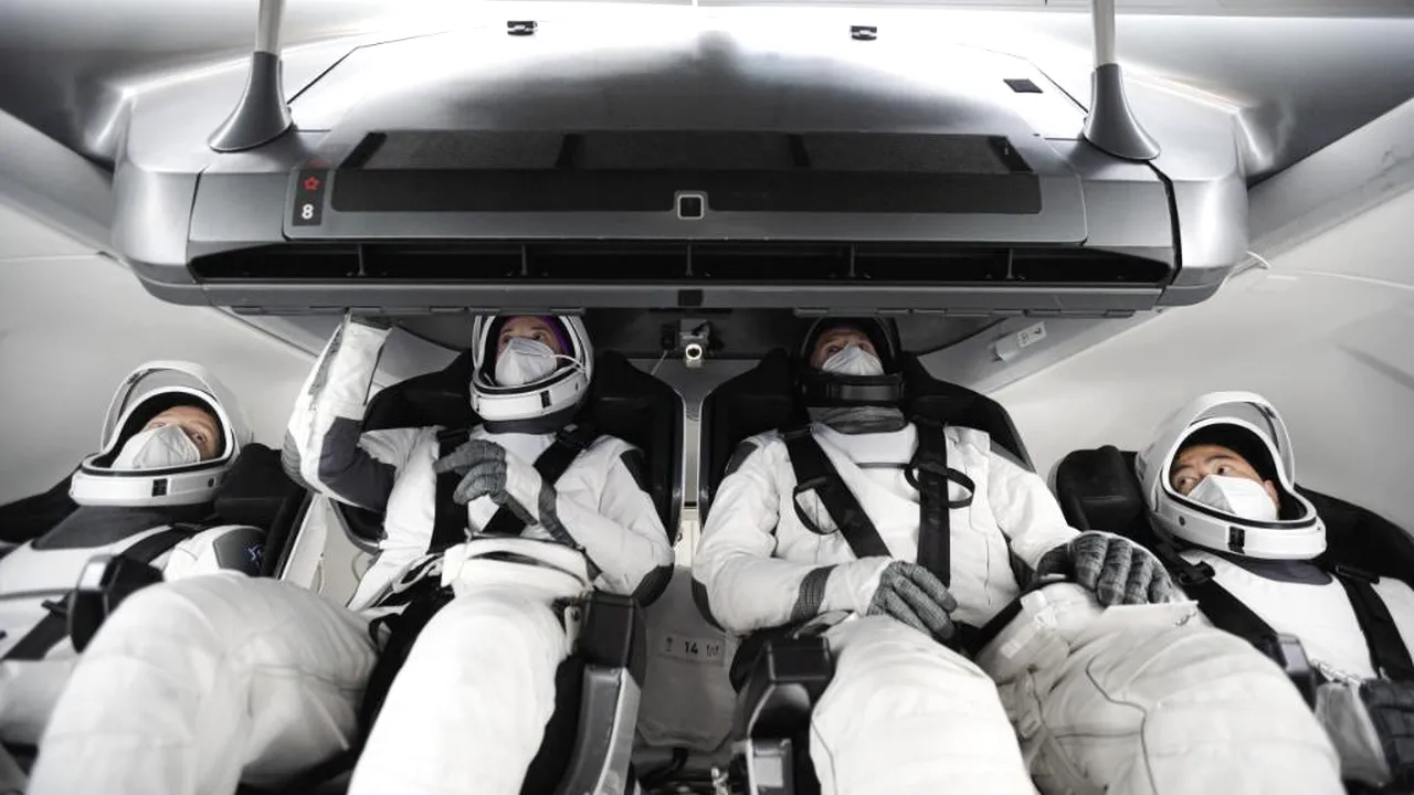 Misiune SpaceX, în scop caritabil. Trei civili vor ajunge în spaţiu până la finalul anului