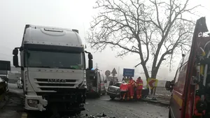 Trafic blocat pe DN 7 şi 2 persoane încarcerate, după ce un TIR a izbit o maşină