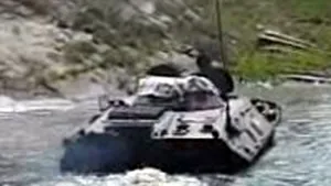 Un transportor blindat a rămas blocat într-o groapă în faţa ministrului Apărării (VIDEO)