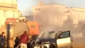 VIDEO | Soluţie neobişnuită. Un BMW în flăcări a fost stins cu... vidanja