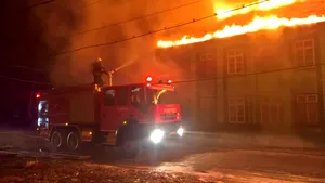 GALERIE FOTO Zeci de bolnavi evacuaţi din Spitalul de Psihiatrie Gătaia, din judeţul Timiş, cuprins de un incendiu