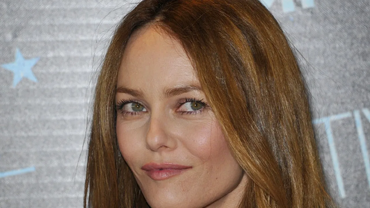 Vanessa Paradis, imaginea H&M la 40 de ani. Cum arată cântăreaţa la un an de la despărţirea de Johnny Depp - GALERIE FOTO