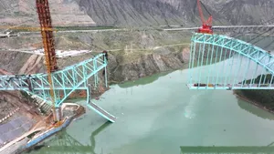Mai mulți muncitori au murit în China, după ce un pod uriaș, aflat în construcție, s-a prăbușit