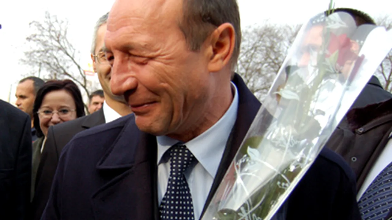 Băsescu le-a oferit flori jurnalistelor care îl însoţesc la Bruxelles