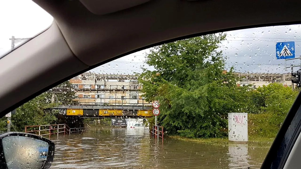 O rupere de nori a paralizat traficul din Iaşi. Străzile sunt sub ape | FOTO, VIDEO