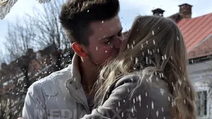 VALENTINE`S DAY: Căsătorii de probă la mall şi oferte speciale la hoteluri