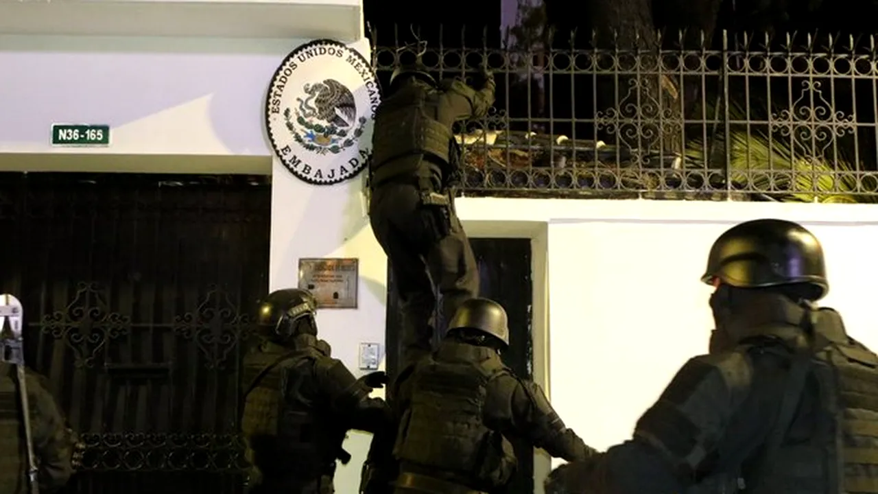 Mexicul rupe relaţiile diplomatice cu Ecuadorul după un raid al poliţiei la ambasada sa din Quito