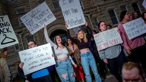 Mii de oameni din SUA protestează sub bannerul „jos labele de pe trupurile noastre” pentru dreptul la avort
