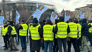Polițiștii protestează în Piața Victoriei. Nu sunt de acord cu majorarea vârstei de pensionare