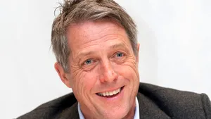 Hugh Grant se unge pe faţă cu gem, în interes caritabil