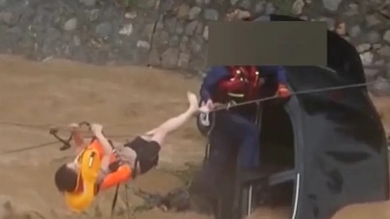 Vreme extremă în China. Autobuze şi maşini blocate de ape. Oamenilor li se cere să stea acasă VIDEO 