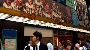 Un bărbat a atacat cu un fierăstrău, pe o scenă, o trupă muzicală de fete, în Japonia