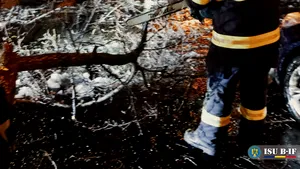 Zeci de maşini distruse în Bucureşti şi Ilfov din cauza fenomenelor meteo
