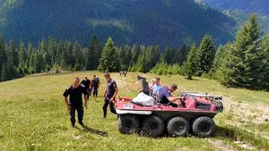 Intervenție de salvare extrem de dificilă în Suceava. Convoi umanitar pentru ciobanii izolați la o stână