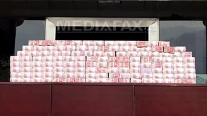 Marele zid chinezesc din bani! Cum arată cea mai mare grămadă de bani distribuită unor acţionari - FOTO