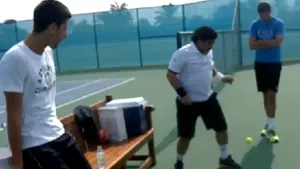 Cum jonglează Maradona cu mingea de tenis - VIDEO