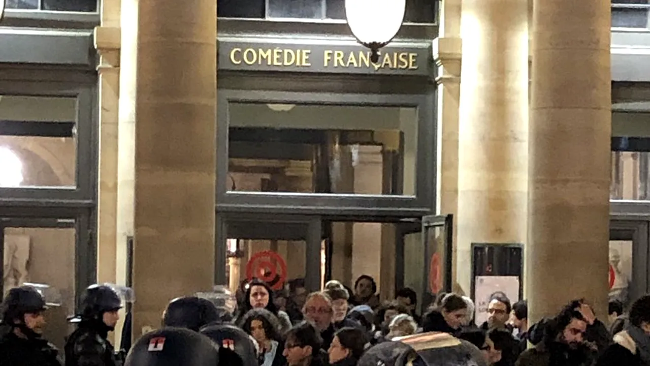 Câteva sute de imigranţi au încercat să intre în clădirea Comediei Franceze din Paris 