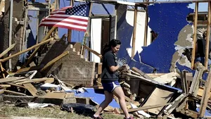 SUA: Locuitorii din Moore au început să revină în casele lor, devastate de trecerea tornadei violente - GALERIE FOTO