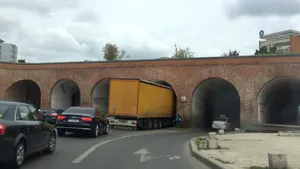 Un TIR a intrat în tunelul Bastionului Theresia din Timişoara, la un pas să distrugă un zid | FOTO