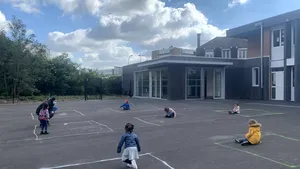 Cum arată noua normalitate. Fiecare copil obligat să stea în pătratul lui: ”Nu-mi revin. Această imagine îţi rupe inima” 