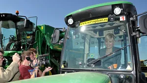Iaşi: Udrea a jucat tenis cu piciorul, s-a urcat la volanul unui tractor şi a primit palincă şi pere - FOTO