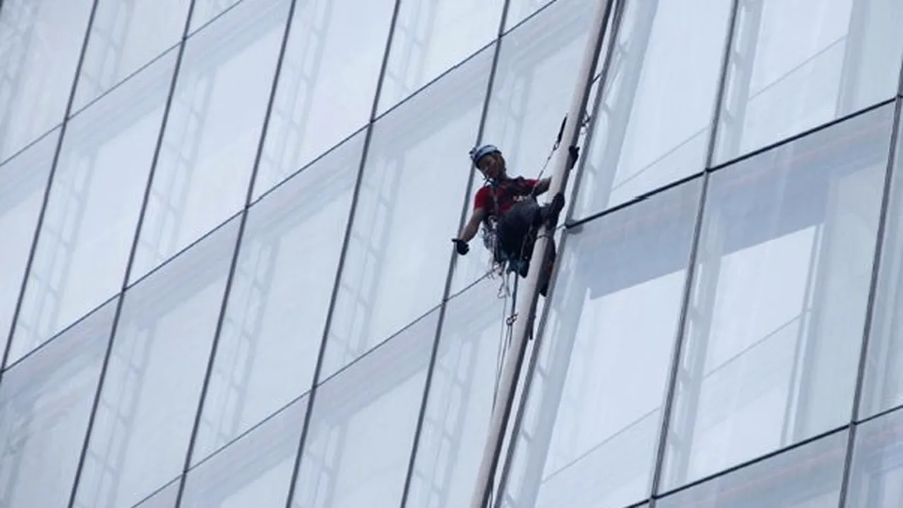 Şase activiste Greenpeace escaladează cel mai înalt zgârie-nori din Londra