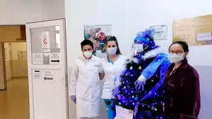 Globuri, beteală şi....mască de protecţie. Brad de Crăciun echipat împotriva COVID-19, în Spitalul TBC din Sibiu