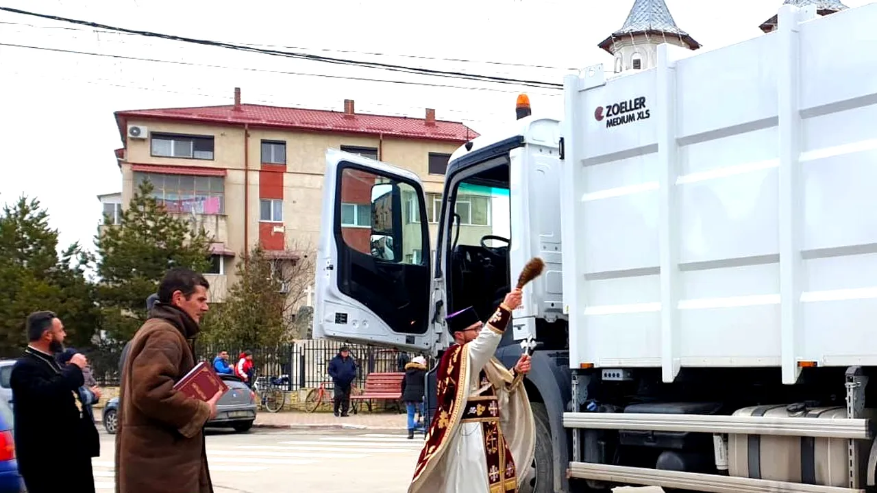 Un primar din judeţul Constanţa a ales un mod inedit de a anunţa că a cumpărat o nouă maşină de gunoi. Mesajul postat pe Facebook | FOTO