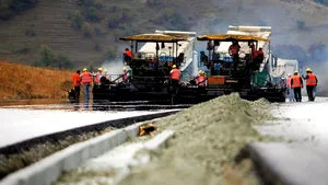 Au început lucrările la celebrul „lot blestemat” din Autostrada Transilvania. Povestea bucăţii începute acum două decenii