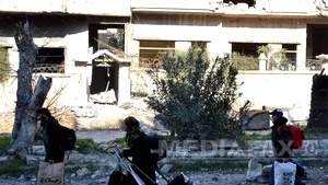 Sute de civili sirieni, epuizaţi, evacuaţi din cartiere rebele de la Homs